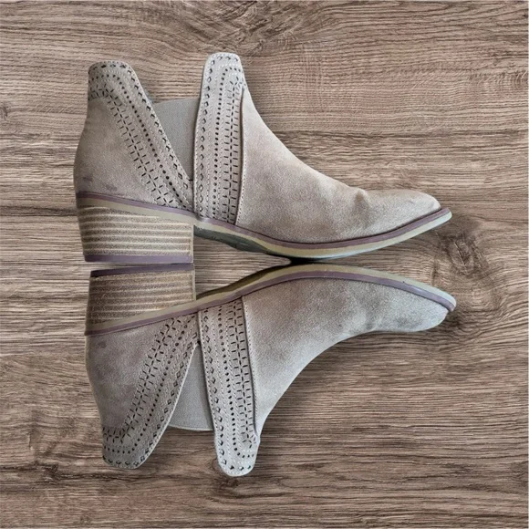 MIA light brown suede booties size 7 1/2 EUC. - Picture 5 of 6